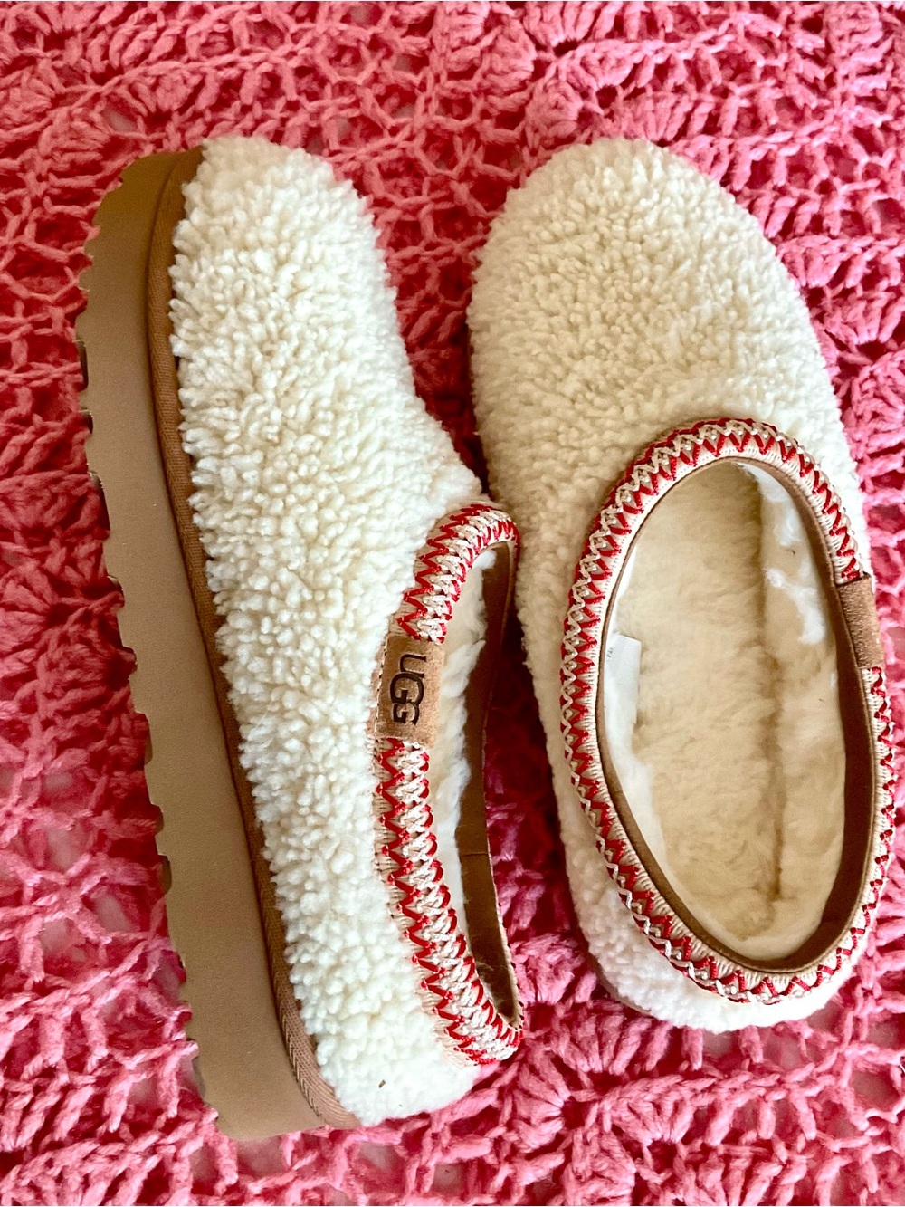 UGG  Tasman Maxi Curl,Slippers Mules Cream Sherpa Slip-On with Red Stitch Trim